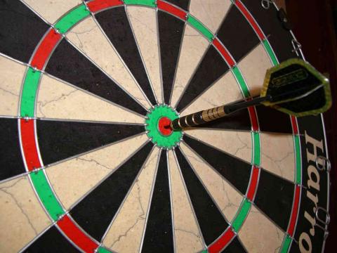 Bild einer Dartscheibe mit Zentrumstreffer