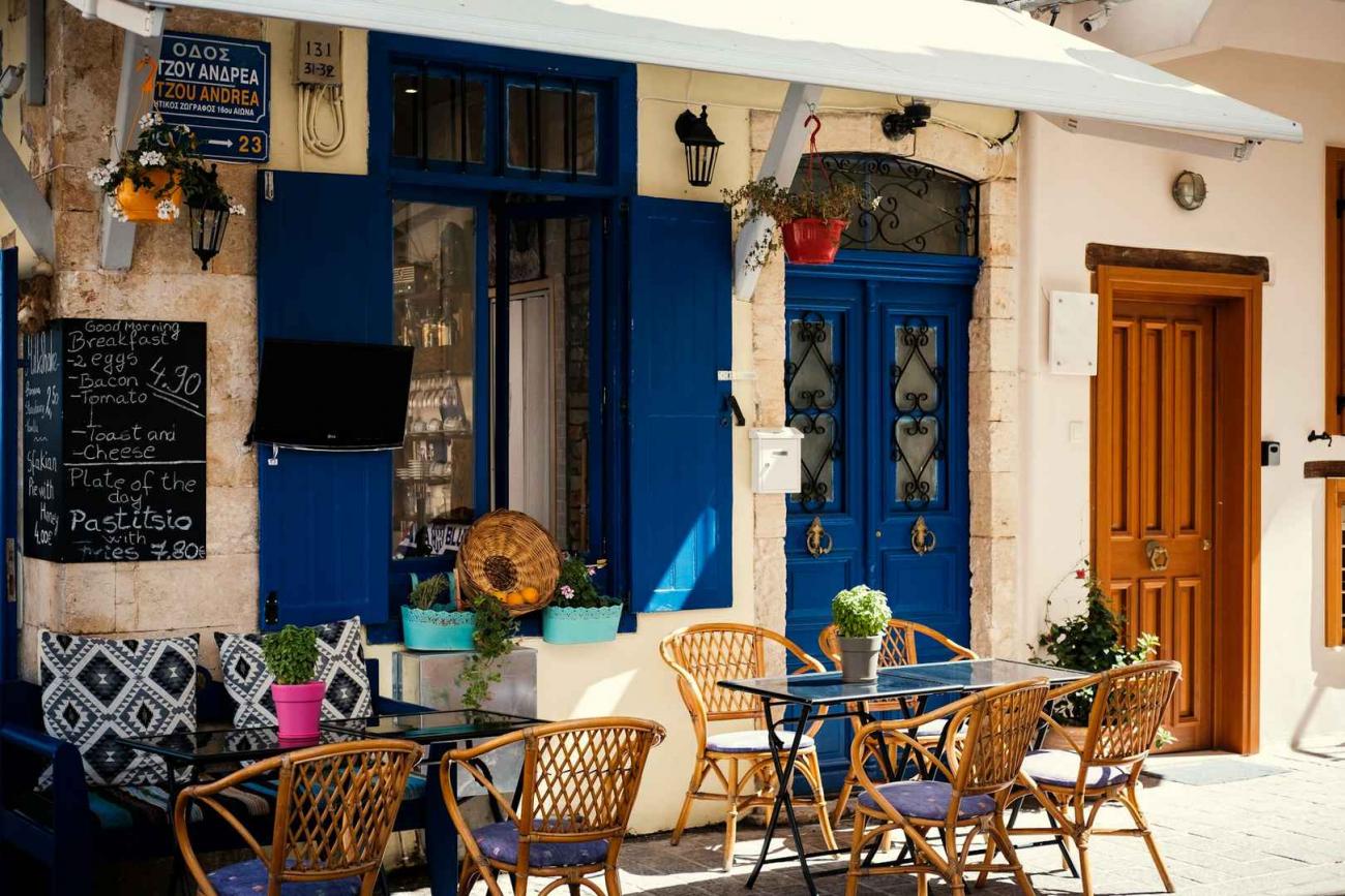 CHANIA, KRETA, Rattanesessel vor blauen Türen, Matthieu Oger, UNSPLASH