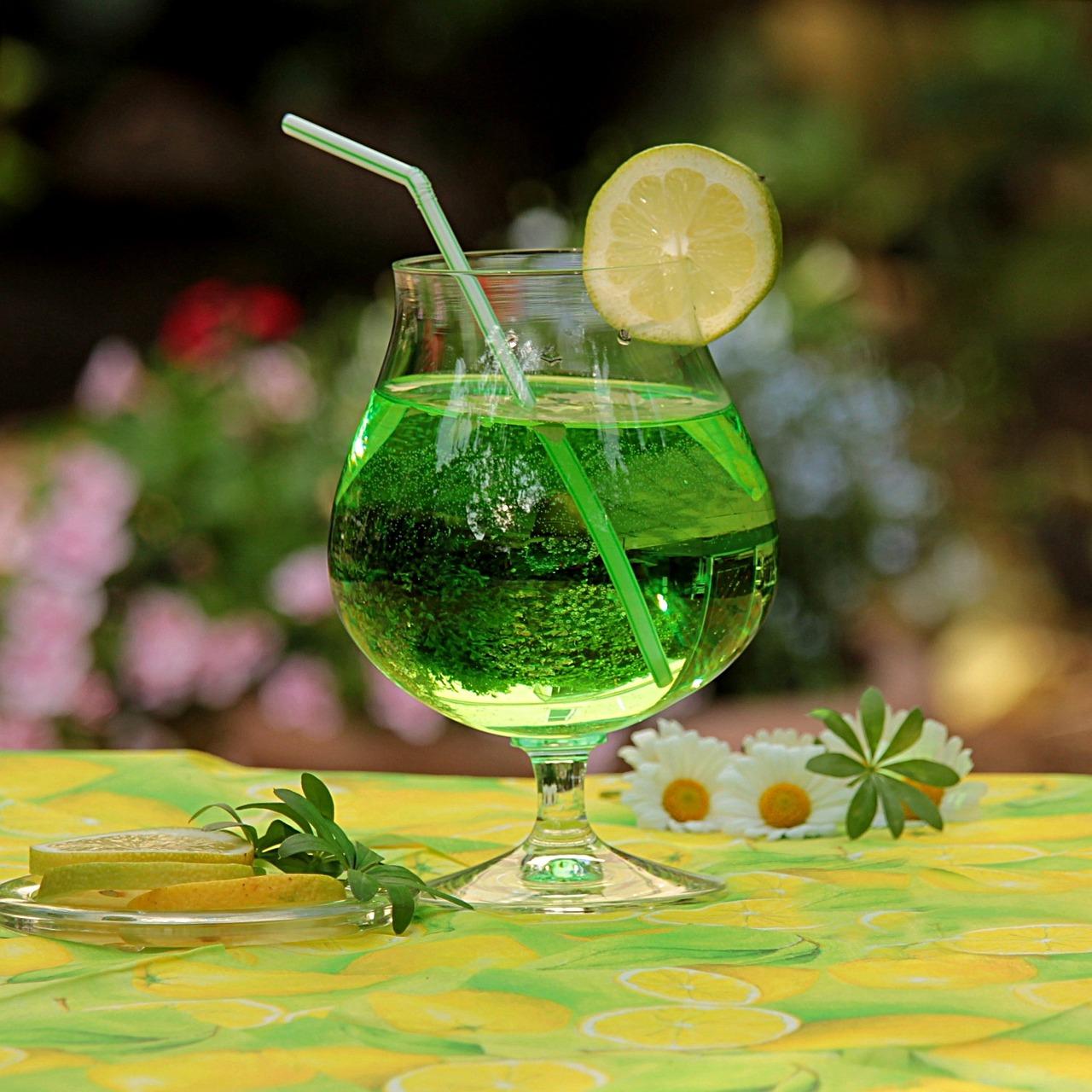 Waldmeisterbowle im Glas mit Strohhalm, by Oldiefan_Pixabay