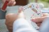 Blick über die Schulter auf die Karten eines Spielers